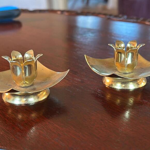 Pair of Mid-Century Modern Brass Tulip Candle Holders - Picture 3 of 4